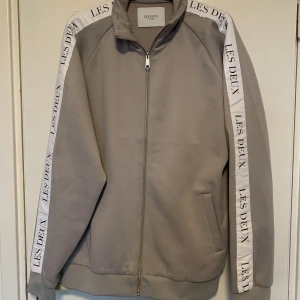 Grå track jacket från les deux - Endast använd en gång. Slutsåld överallt. Väldigt bra skick