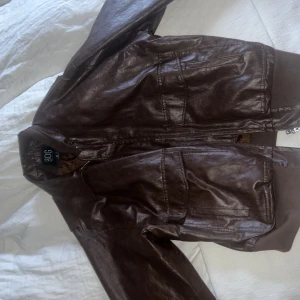 Urban outfitters PU jacket - UO “läder”jacka. Knappt använd, nyköpt, ångrade mig efter jag klippt av lapparna. Nypris £89, så nästan 1000 svenska kronor. 400kr + frakt vid snabb affär. Pga så många intresserade går den till den som gör snabbast affär :) 