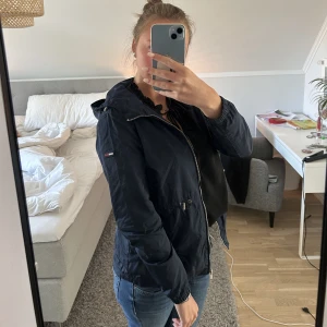 Jacka  - Säljer denna fina jackan från Tommy hilfiger då den aldrig blir använd, perfekt till våren och är även vattentät