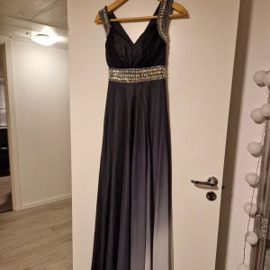 Balklänning - Svartgrå klänning med pärl och sten detaljer. Säljer då jag inte använder den längre. Strl.38/40