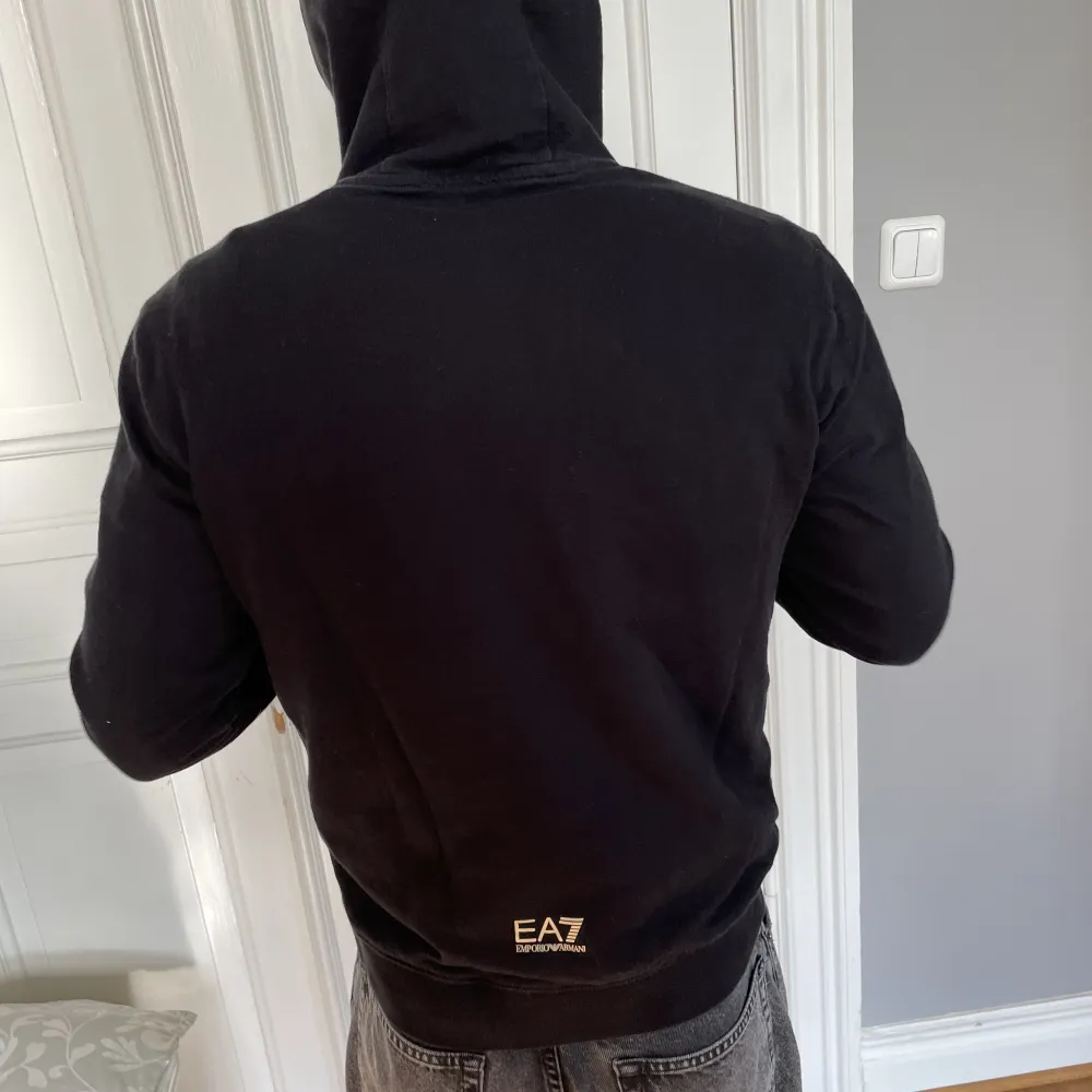 Helt oanvänd hoodie som jag säljer. Kvaliten är mycket bra och hoodien är bekväm, den köpte jag för 1,250kr. . Hoodies.