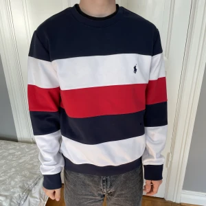 POLO TRÖJA - En polo sweatshirt som har en skada vid högra hörnet och därav sänkta priset. Överlag är tröjan fräsch och bekväm.