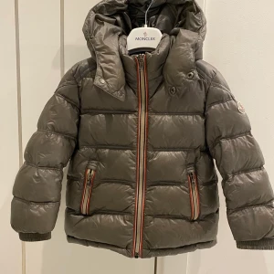 Moncler vinterjacka strl 100 - Moncler vinterjacka för barn