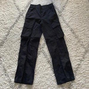 Cargobyxor - Säljer dessa cargobyxor då de aldrig använts. Kontakta gärna om du har nån fråga💕