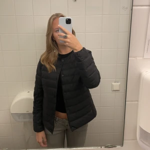 Uniqlo jacka  - Säljer denna jacka då den ej kommer till användning längre. Tryck gärna på ” köp nu”