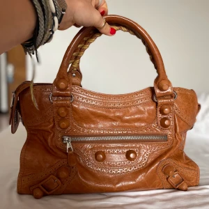 Äkta Balenciaga  - Unik design av Balenciaga city bag. Medium strlk. Äkta vilket man ser på serienumret + andra kännetecken som jag kan dela privat ifall intresserad. Inte alls sliten eller mycket använd, men inte helt ny! Saknar spegel och axelband. 