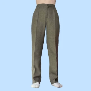 Olivgröna kostymbyxor  - Superfina retro olivgröna kostymbyxor som tycärr aldrig kommit till användning. Står ingen storlek men gissar på S / 36. Jag som har på den bär vanligtvis 36/S och är 170cm lång.