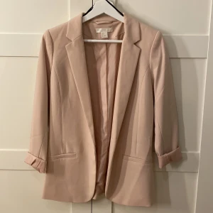 Kavaj - Ljusrosa kavaj från hm i storlek 36