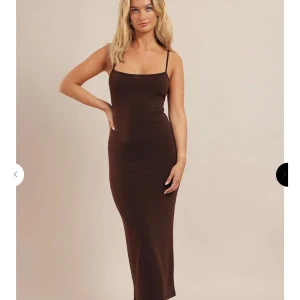 Chiquelle klänning - Brun tight klänning från chiquelle, utsålt för tillfället. Värde av 500 kr. Helt ny fortfarande med prislapp, säljs då det inte är min stil. Passar mig fint och jag är 162 cm lång. 