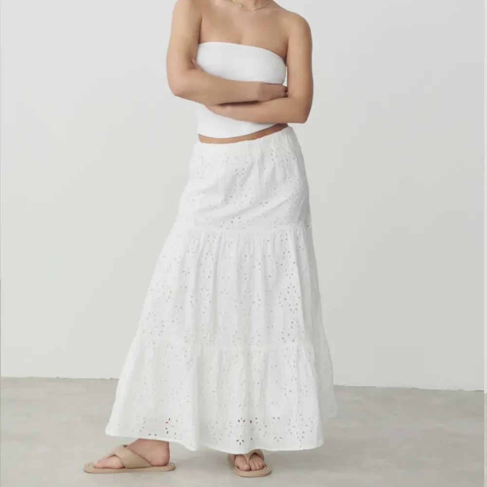 💓HELT SLUTSÅLD 💓 Intressekoll på denna vita helt nya kjolen från gina tricot. Orginalpris 599:-  . Kjolar.