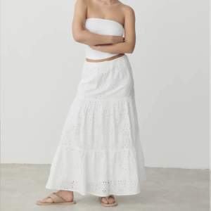 💓HELT SLUTSÅLD 💓 Intressekoll på denna vita helt nya kjolen från gina tricot. Orginalpris 599:-  