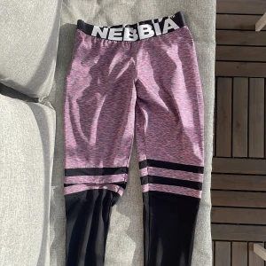 Träningstights - Sköna Träningstights med typ mesh-tyg längst ner på benen, även scrunch.