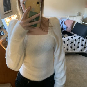H&M vit ull tröja - Aldrig använd säljer eftersom den var för liten men den har inga defekter, den e köpt second hand men har tvättats så den e helt ren och redo att postas💘❗️köparen står för frakt❗️