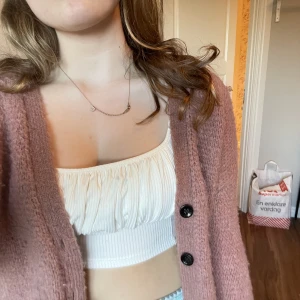 Vit sommartopp  - Vit sommartopp med fint mönster, tunn och stretchig men inte genomskinlig. 