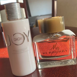 Dior och Burberry  - Christian Dior body lotion och Burberry parfym, Burberry parfymen är Oöppnad och Oanvänd helt ny, Dior body lotion är ny med men öppnat den bara och provat en gång på händerna så kommer lägga den tillsammans med parfymen. 💅
