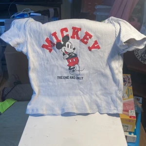 Mickey mouse magröja/t-shirt - Några fläckar, Ganska liten i storleken 