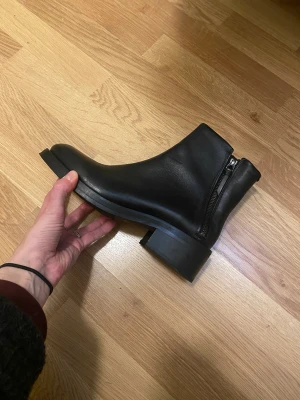 Boots/kängor/skor Royal Republiq stl 41 - I princip oanvända boots från Royal Republiq (använda 10 min utomhus). Fint skinn, chunky klack, perfekt balanserade. 