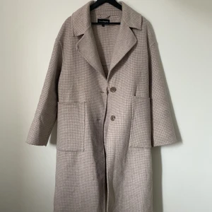 Kappa wool blend - Fin kappa från Kappahl med wool blend, storlek Xs men oversized så den passar även S och M. Beigerosa färg som passar fint till våren och hösten
