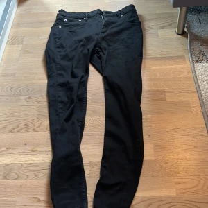 Jeans - Säljer i bra skick. Har använt runt 3 gånger.