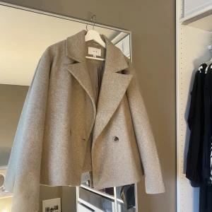 Vår jacka  - Super fin beige jacka från Vera Moda som knappt använts! Sälj ej längre vad jag vet. Super fin till våren/sommaren!❤️❤️skulle säga att den är liten i storleken ca 38 