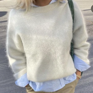 Arket Tröja  - Alpaca blend jumper från Arket. Suuuperfin! Storlek S men den är väldigt oversized. 💛