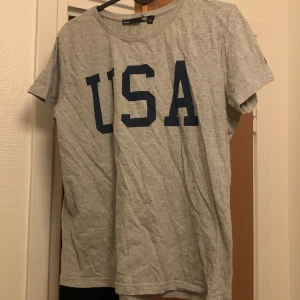 Grå t-shirt - En grå t-shirt med trycket USA på