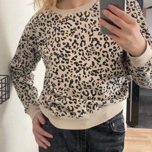 Tröja leopard - Beige tröja med leopardmönster, superfin att ha nu till våren och passar till de flesta byxor.