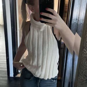 Topp zara - Säljer denna så fina stickade toppen från zara som är öppen i ryggen med pris lapp den sitter bra på mig som vanligen har st s