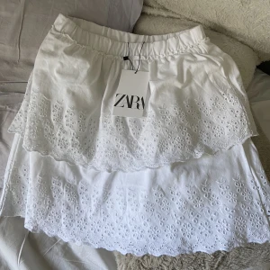 Zara kjol - Säljer denna kjol ifrån zara då det inte gick att lämna tillbaka. I storlek 164 helt oanvänd mer lapp kvar.