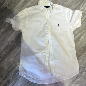 Ralph Lauren skjorta och hoodie. - Snygg Ralph lauren skjorta perfekt inför sommaren. Knappt använd. Nypris ligger på runt 1200kr säljer den för 350kr