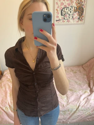 Blus - Så fin brun topp/blus. Storlek s. Mycket fint skick😊