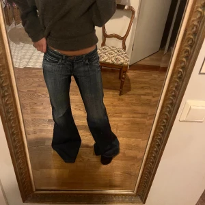 Lågmidjade bootcut jeans  - Lågmidjade bootcut jeans som är helt nya! Midjemått 35 cm rakt över, innerbenslängd 80, för långa för mig som är 165❤️‍🔥❤️‍🔥