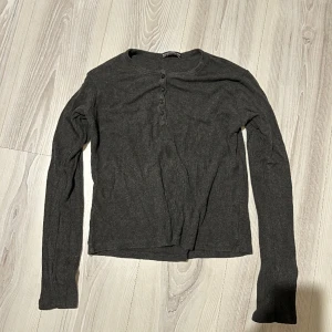 grå Brandy Melville tröja - Mjuk mörkgrå tröja från Brandy Melville.