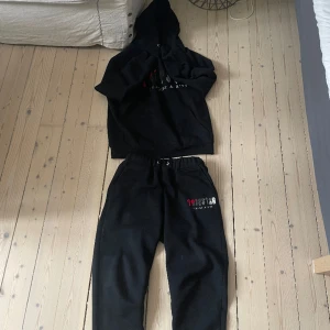 Trapstar chenile dress - Bytt klädstil, säljes för bra pris då dem är äkta och inte som dem andra självklara fakes som finns där ute. Finns i Malmö eller frant