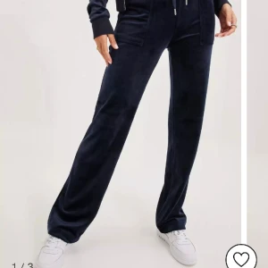 Juicy couture byxor - Säljer dessa juicy byxor som är i nyskick för 450  strl S eftersom dom är för stora för mig💞