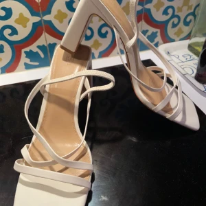  Vita klackar  - Vita klackar, bra skick bara andvända en gång 