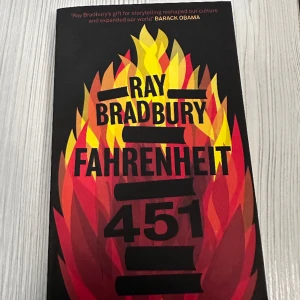 Fahrenheit 451  - Oanvänd bok på engelska. Fahrenheit 451 av Ray Bradbury. 