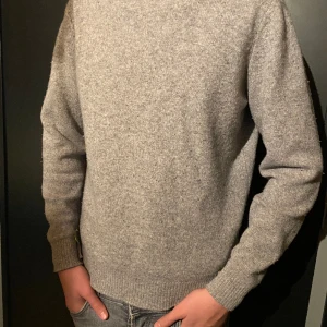 Massimo dutti stickad - Säljer denna stickade tröja från Massimo dutti då den har blivit för liten. Skicket är bra och sparsamt använd, den är i ull Kashmir som det står på tredje bild.