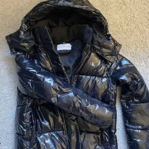 Calvin Klein jacka  - Säljer min Calvin Klein jacka då jag inte använder den! Den är i storlek M men skulle säga att den sitter som S/M. Den är knappt använd 💕Skriv gärna vad ni skulle kunna tänka er att betala 💕Nyköpt för 1900! 