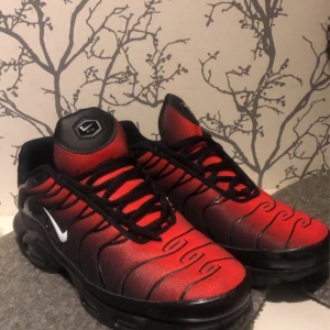Nike tn’s deadpool - Säljer mina Nike tn’s deadpool eftersom att jag inte använder dom längre. Dom ör i bra skicka och är sköna att använda