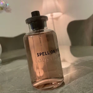 Parfym - Louis Vuitton, spell on you , 100ml, oanvänd. Nypris 280€ vilket motsvarar ca 3000kr Endast testad.  Packas väl vid frakt.