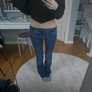 Lågmidjade blåa bootcut jeans - Ett par blåa lågmidjade bootcut jeans från Zara