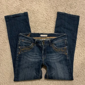 Vida jeans  - Vintage jeans som är typ midwaisted men går att vika ner snyggt till lågmidjat!🙌🏼 Midjemått rakt över: 41 cm Innebenslängd: 76 cm Benbredd: 22 cm