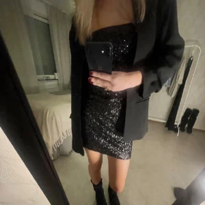 Nyårsklänning  - Så snygg glitterklänning som är perfekt till nyår! Användes 1 gång på nyår så gott som ny 💘