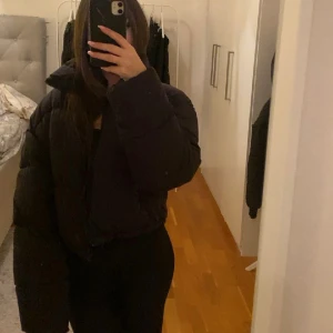 kort svart jacka - En jättefin och skön jacka som håller sig jättevarm. Den är i stolek. XXS men funkar även i XS, S och M. Den är i god skick är gott som ny🩵