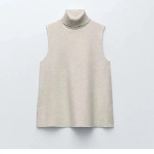 Topp med polokrage zara - Säljer denna ursnygga toppen från zara med polokrage!! Säljer då den ej kommer till användning, skriv privat för fler bilder eller om ni vill köpa, tryck ej på köp nu ❤️‍🔥😹