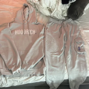Hoodrich set  - Säljer mitt  hoodrich set som jag fick i present förra sommaren. Settet är som nytt och har inga defekter alls eftersom det är använt 1-2 ggr. Hoodien är storlek S och byxorna XS. Hoodien är lite oversized men passar bra samt passar den killar också. 