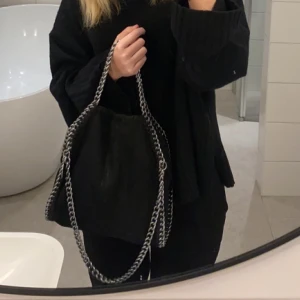 Väska  - Stella McCartney liknande väska som har varit en favorit länge, använd men inga trasiga detaljer eller stora skador, rymmer väldigt mycket!! 💕