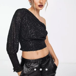 Glitter topp - Jätte fin glitter topp från mango, perfekt till nyår. Säljer eftersom att den är för liten. Nyskick, aldrig använd.