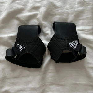 Lifting straps - Säljer dessa grymma lifting straps från Gripstars. Dessa är bättre än ”vanliga” remmar och håller verkligen greppet stadigt! Nypris: 649kr. Jag säljer dem för 400kr. Kan eventuellt gå ner i pris vid snabb affär.